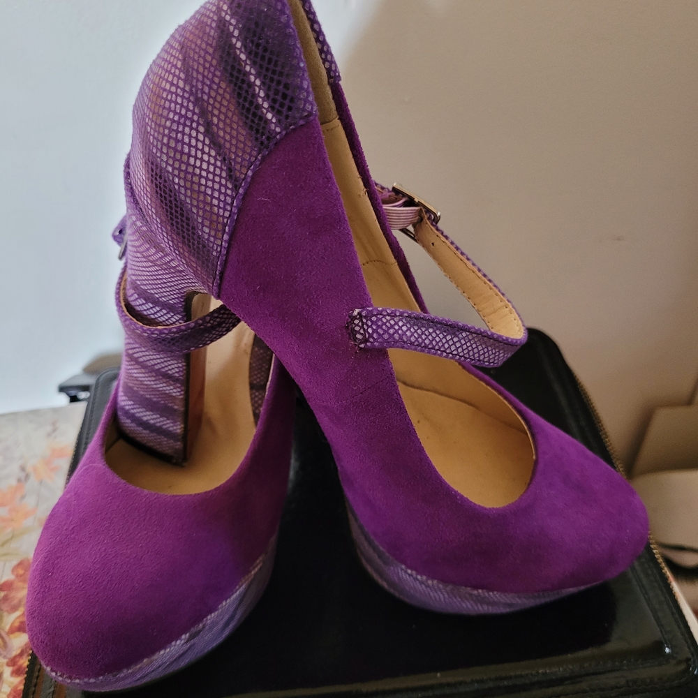 Pinky Vibrant Vintage Purple Heels